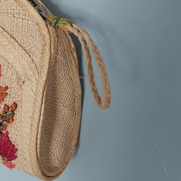Vintage straw handbag with embroidered straw flowers - Picture 4 of 8